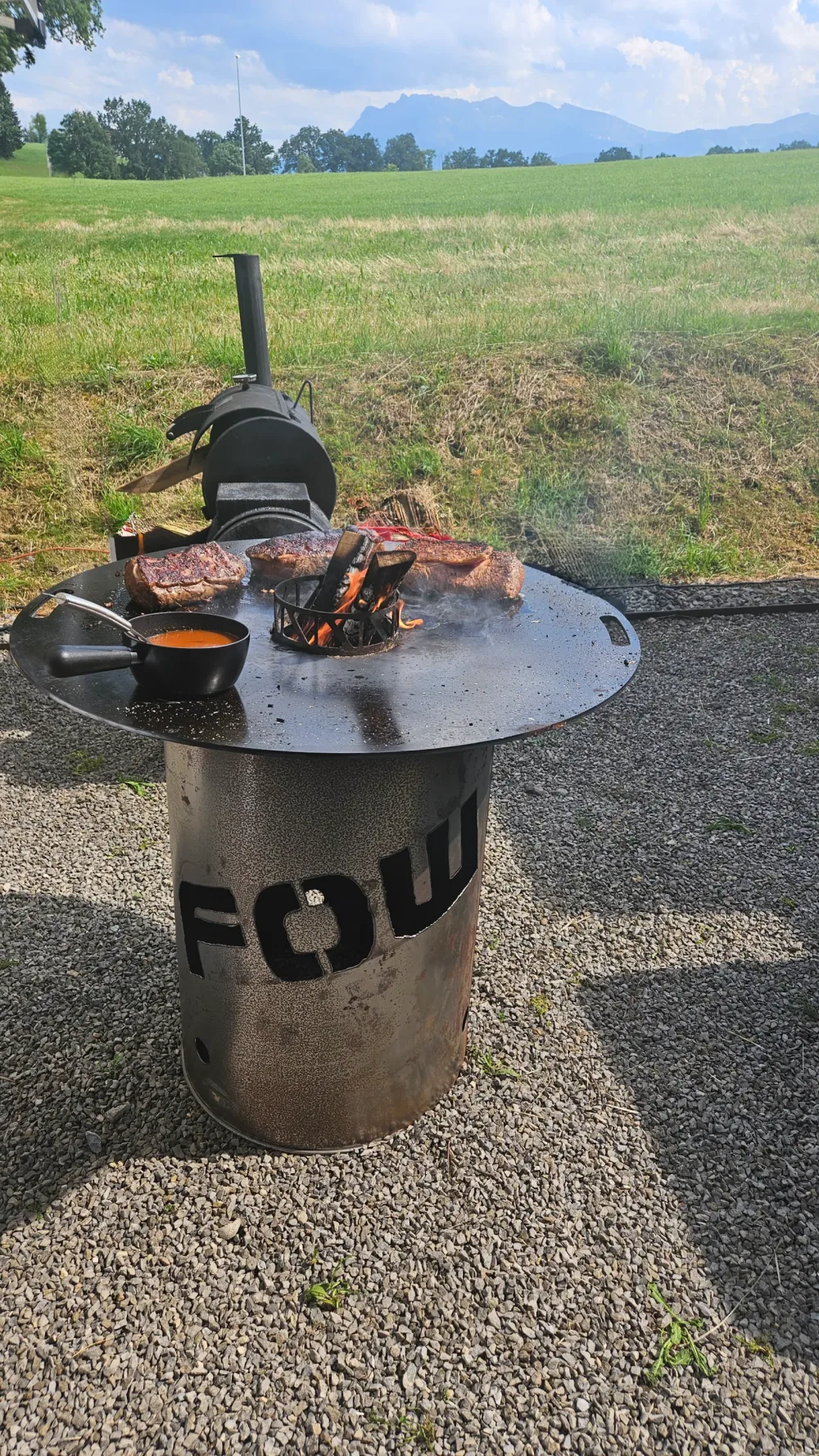 Offenes Feuer bei einem Food on Wheels Catering