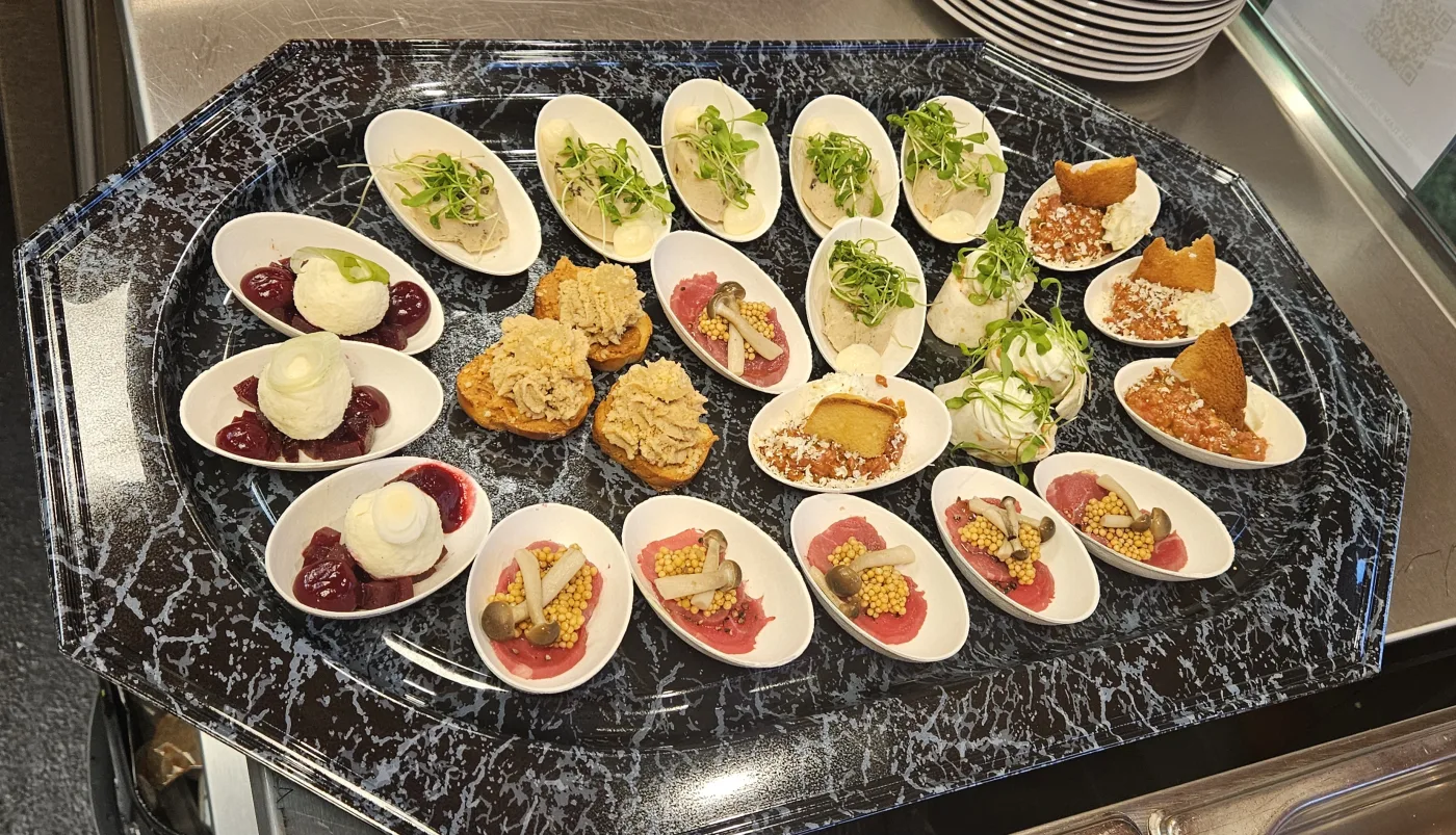 Auswahl farbiger Apéro-Häppchen von Food on Wheels