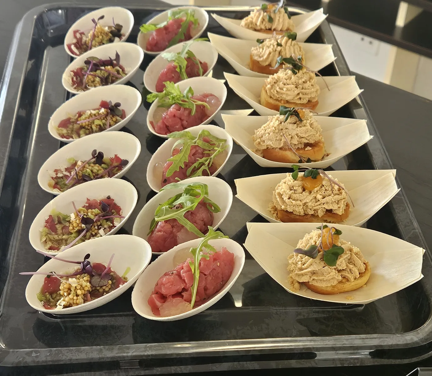Apéro-Auswahl auf kleinen Schalen und Tellern