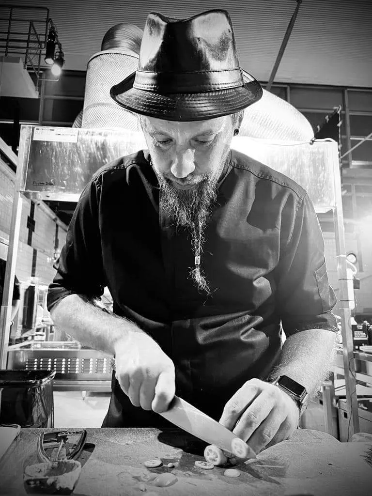 Enrico konzentriert bei der Arbeit in der Küche