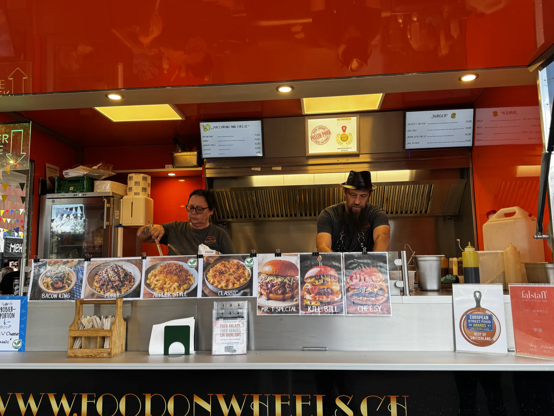 Claudia und Enrico arbeiten gemeinsam im Food on Wheels Truck