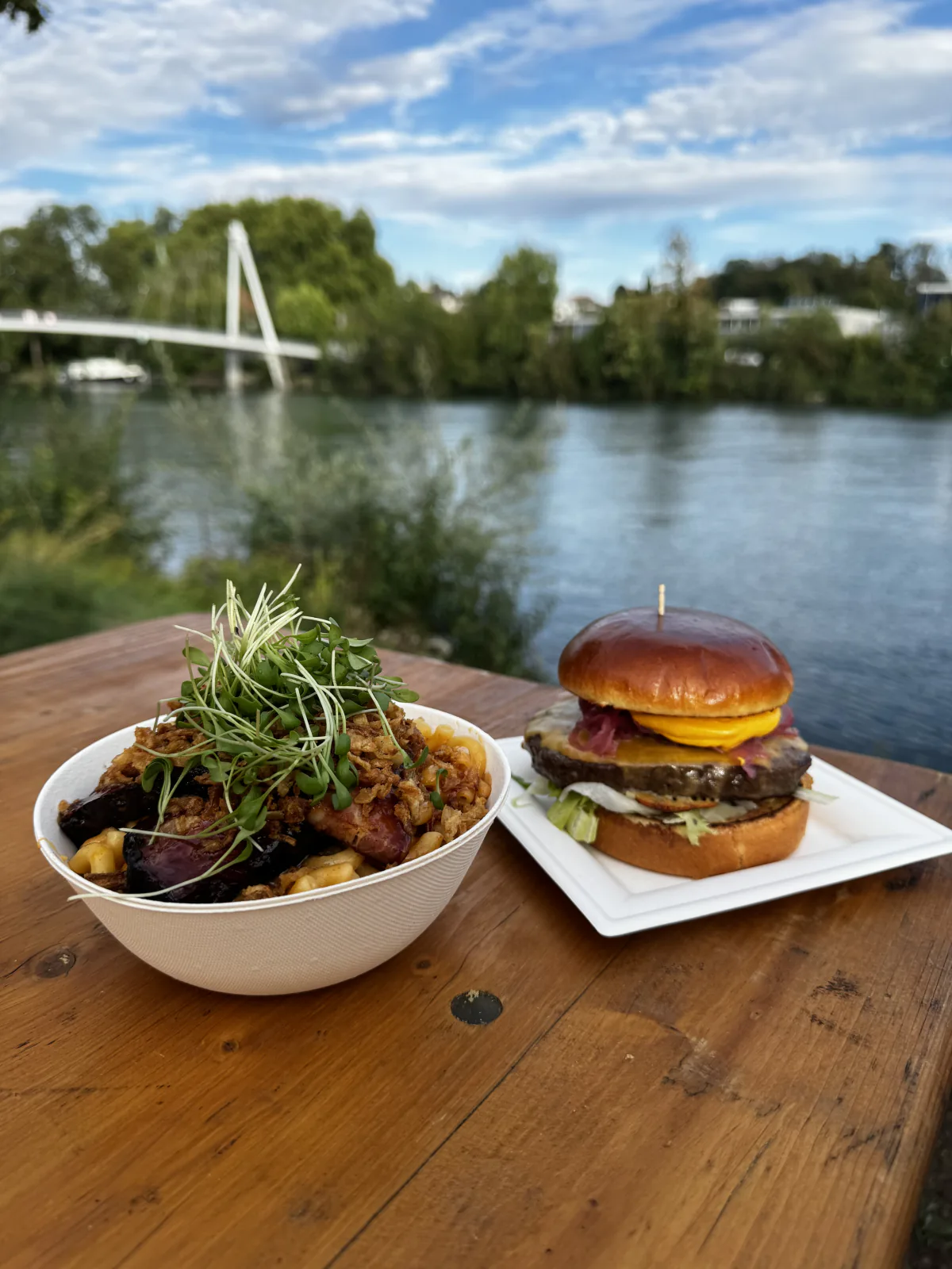 Mac'n'Cheese und Burger von Food on Wheels an einem Streetfood-Festival