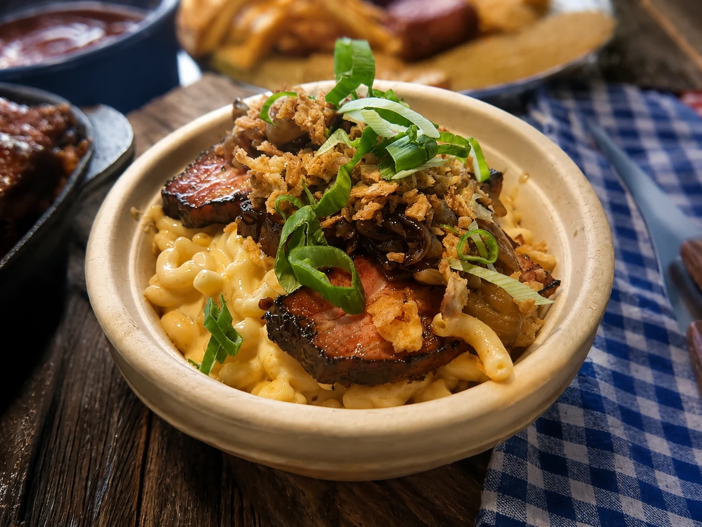 Mac'n'Cheese mit Speck, Schmorzwiebeln und Cipollotti von Food on Wheels