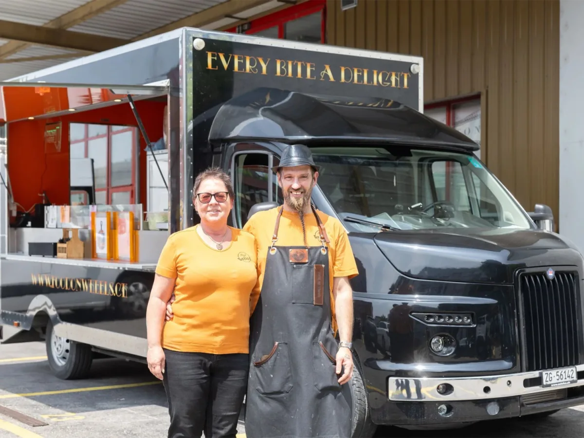 Claudia und Enrico Tezzele vor ihrem Food on Wheels Truck