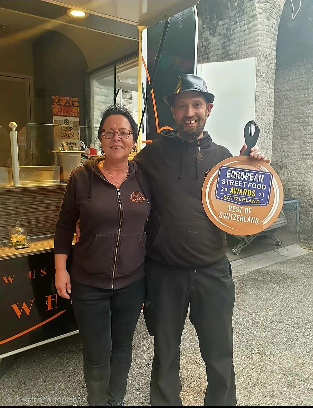 Claudia und Enrico mit der Auszeichnung als Swiss Champion 2021
